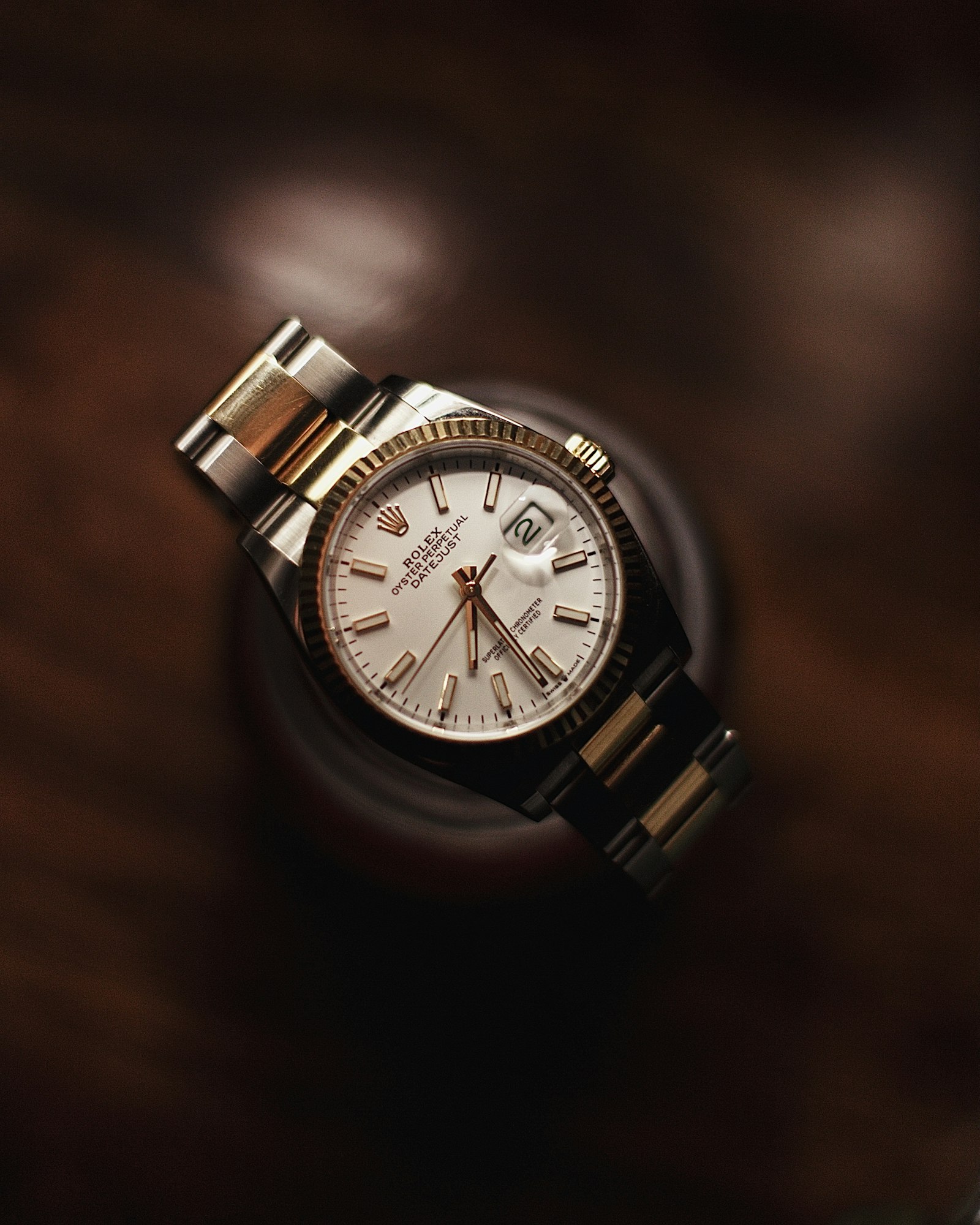 Rolex Datejust bicolore à cadran argenté, vue de dessus