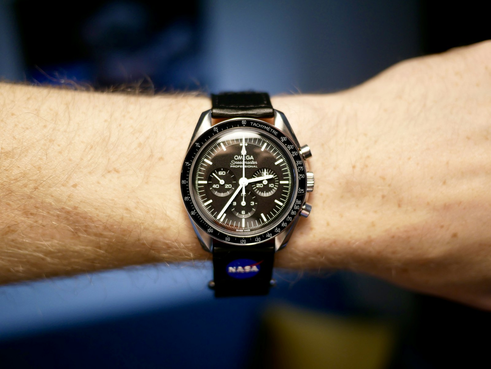 Omega Speedmaster Professional portée au poignet sur un bracelet NASA